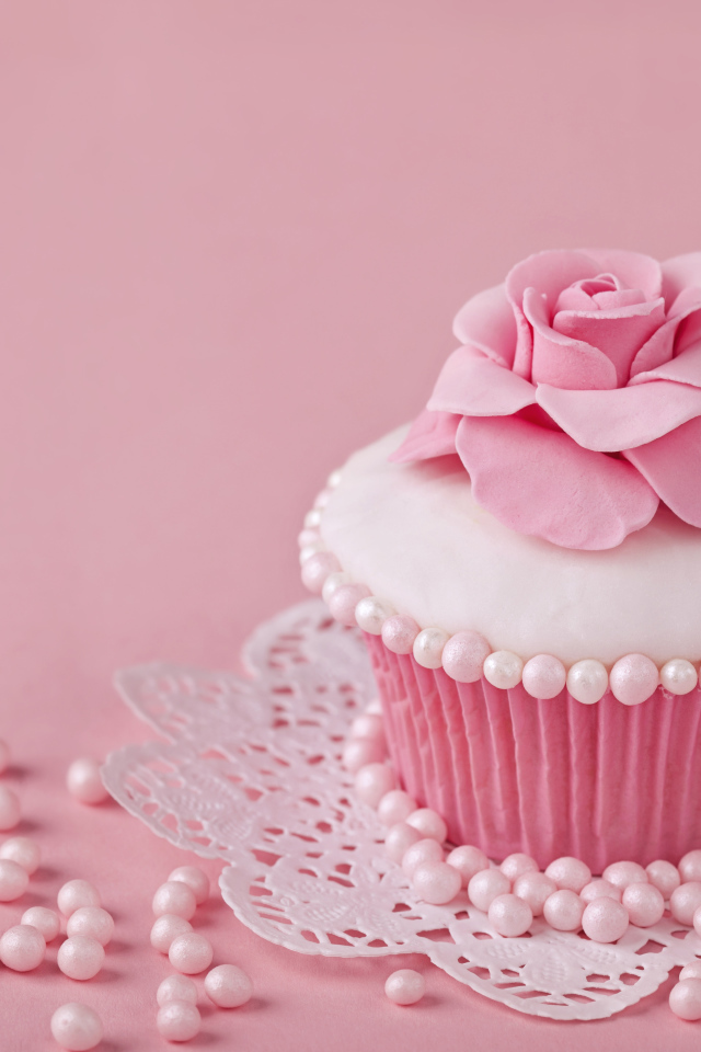 Аппетитный красивый розовый капкейк 