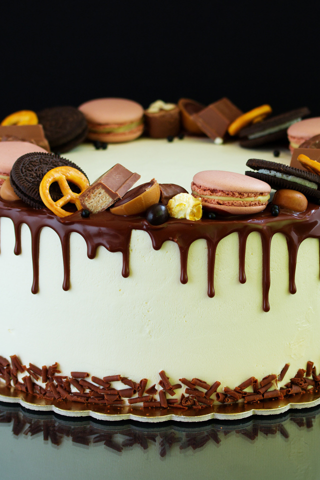 Аппетитный торт украшен шоколадом, печеньем Орео и макарунами