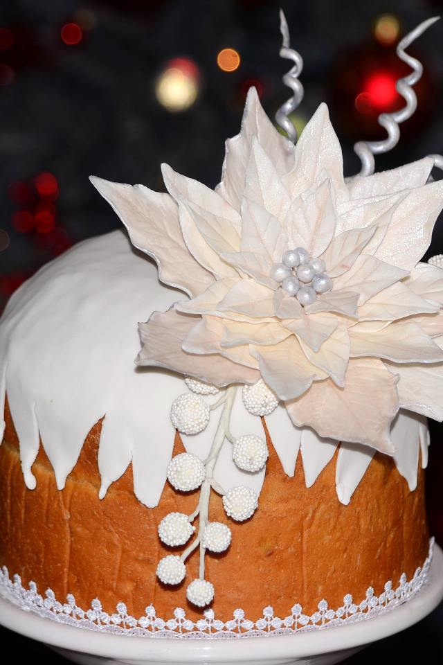 Аппетитный торт с красивым белым цветком
