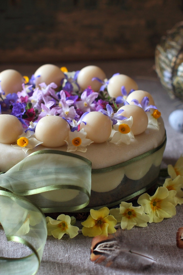 Аппетитный торт с большим бантом и цветами