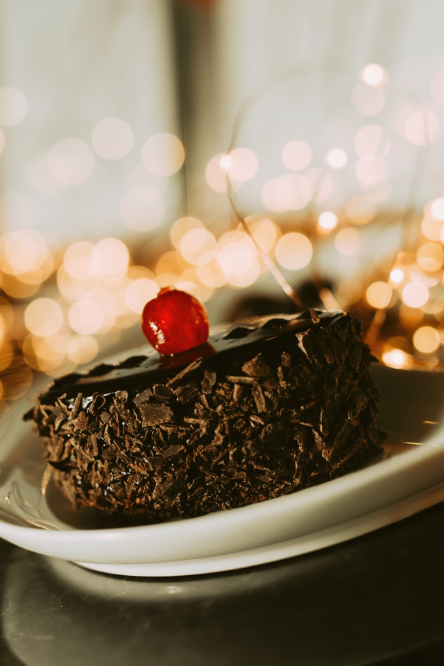 Аппетитное пирожное с шоколадом и вишней