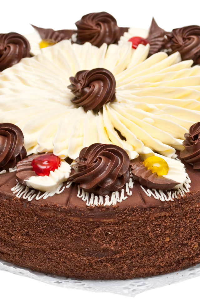 Аппетитный торт с шоколадным кремом на белом фоне