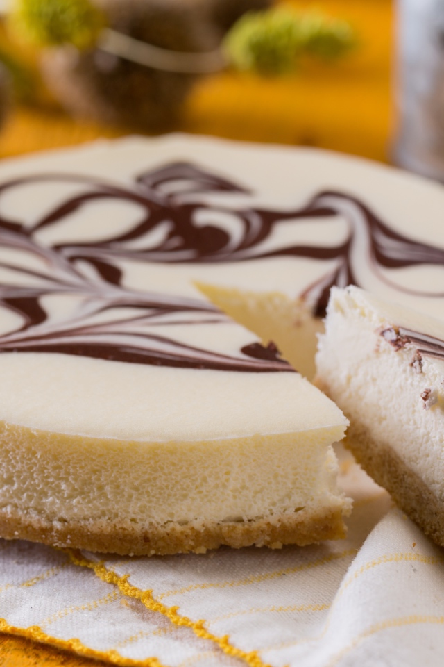 Аппетитный торт с шоколадным рисунком стоит на столе