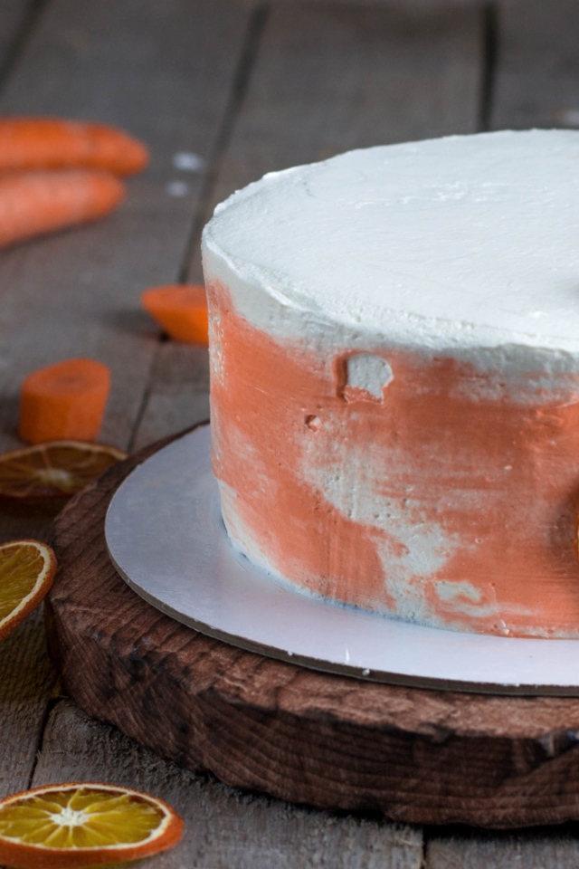 Аппетитные торт с апельсинами на столе