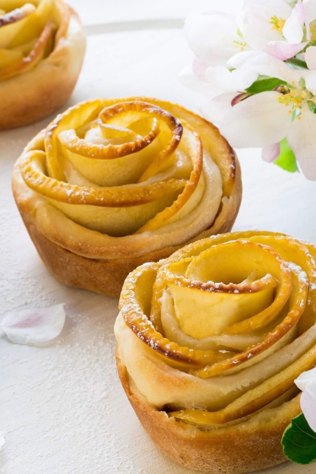 Аппетитные пирожные розочки с яблоками