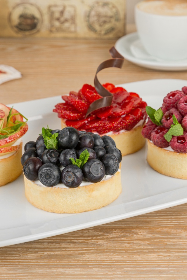 Аппетитные пирожные с ягодами на десерт