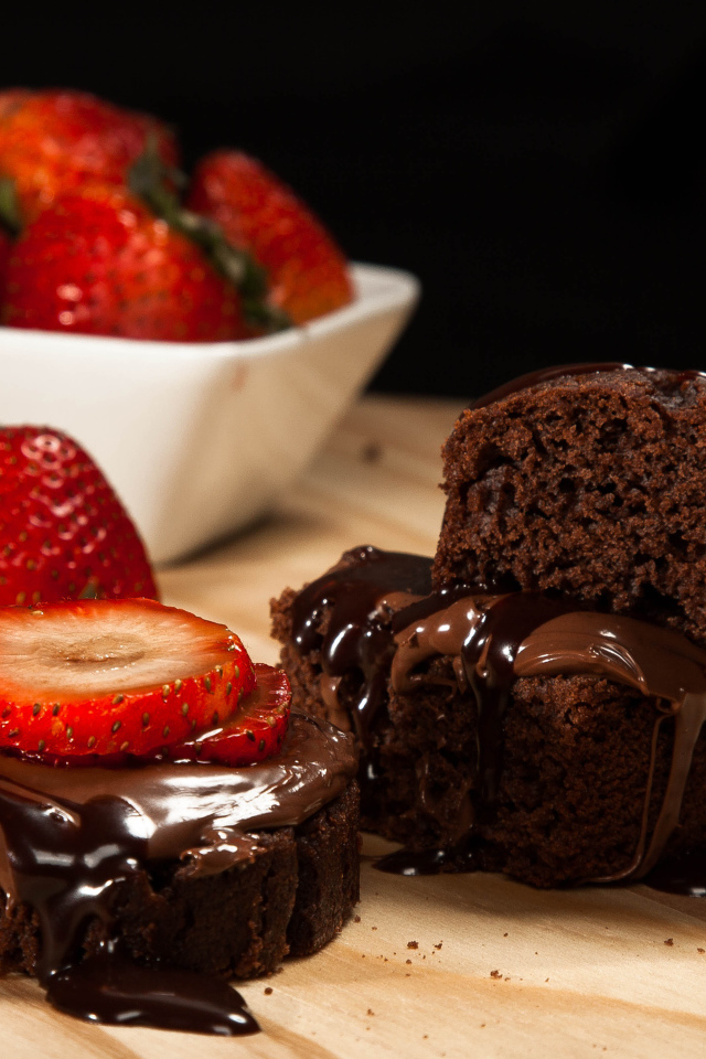 Аппетитные пирожные с шоколадом и свежей клубникой