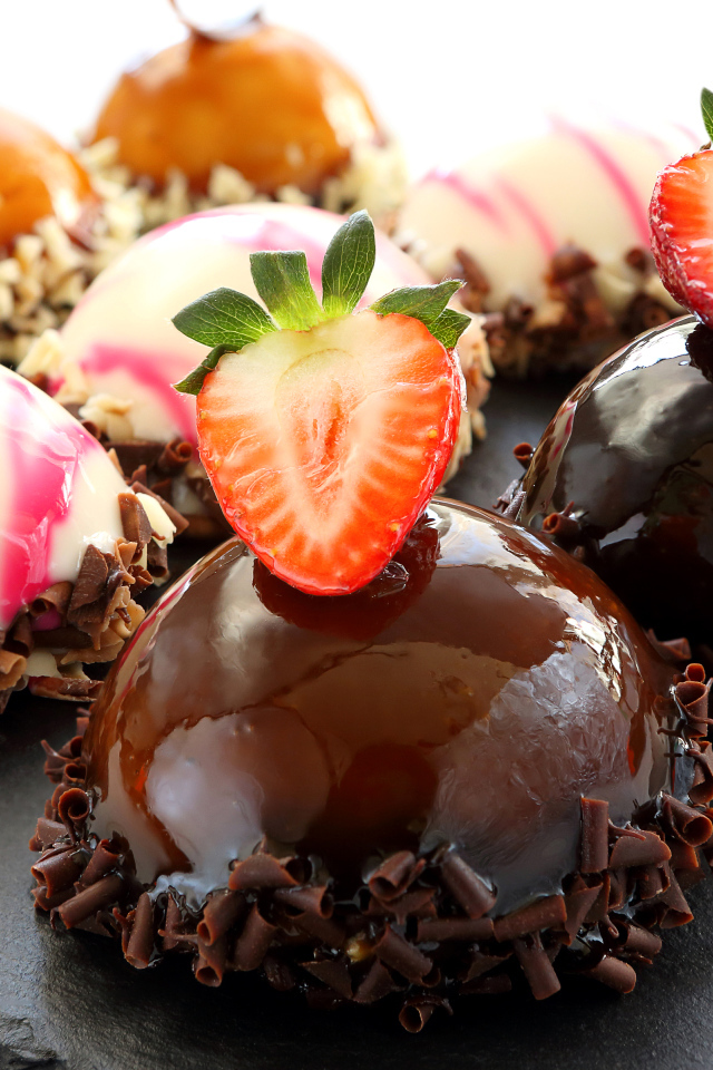 Аппетитные пирожные с шоколадом и клубникой