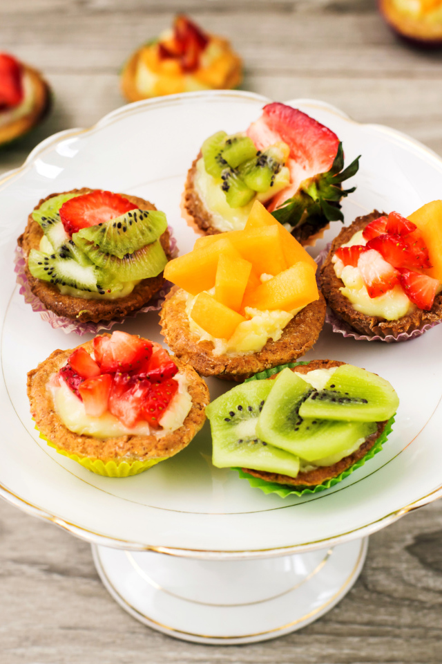 Аппетитные пирожные с фруктами