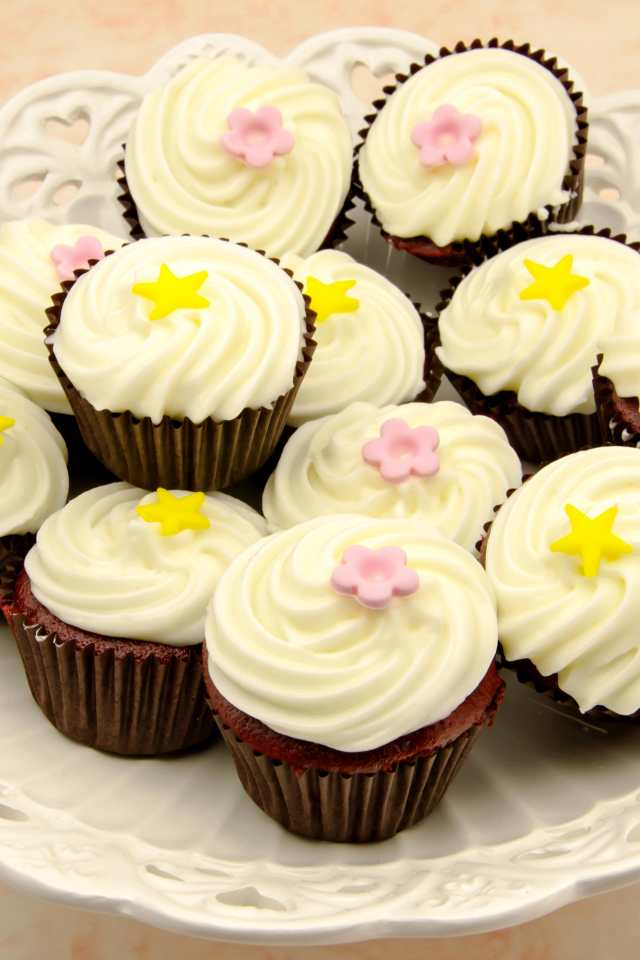 Аппетитные шоколадные капкейки с ванильным кремом