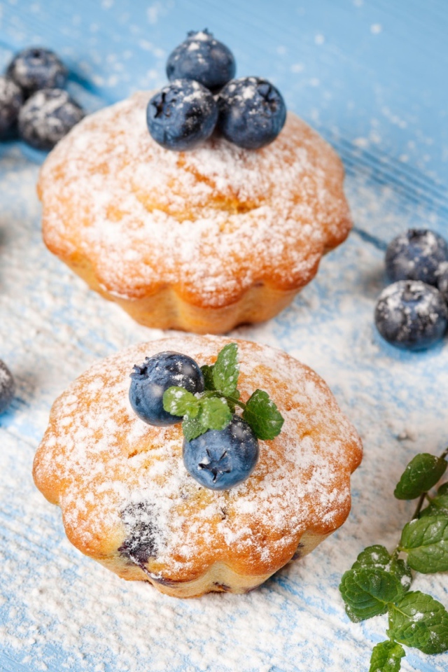 Аппетитные кексы с сахарной пудрой и ягодами черники