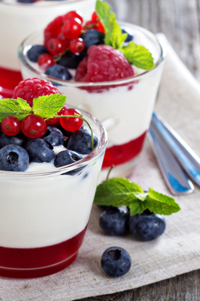 Аппетитный десерт с йогуртом и ягодами смородины, черники и малины