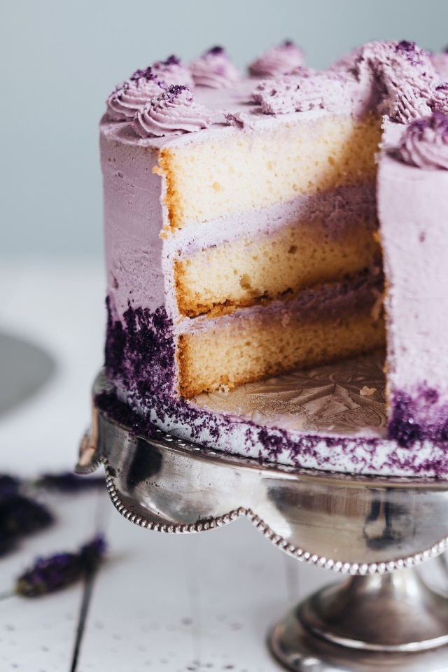 Аппетитный праздничный торт сиреневого цвета