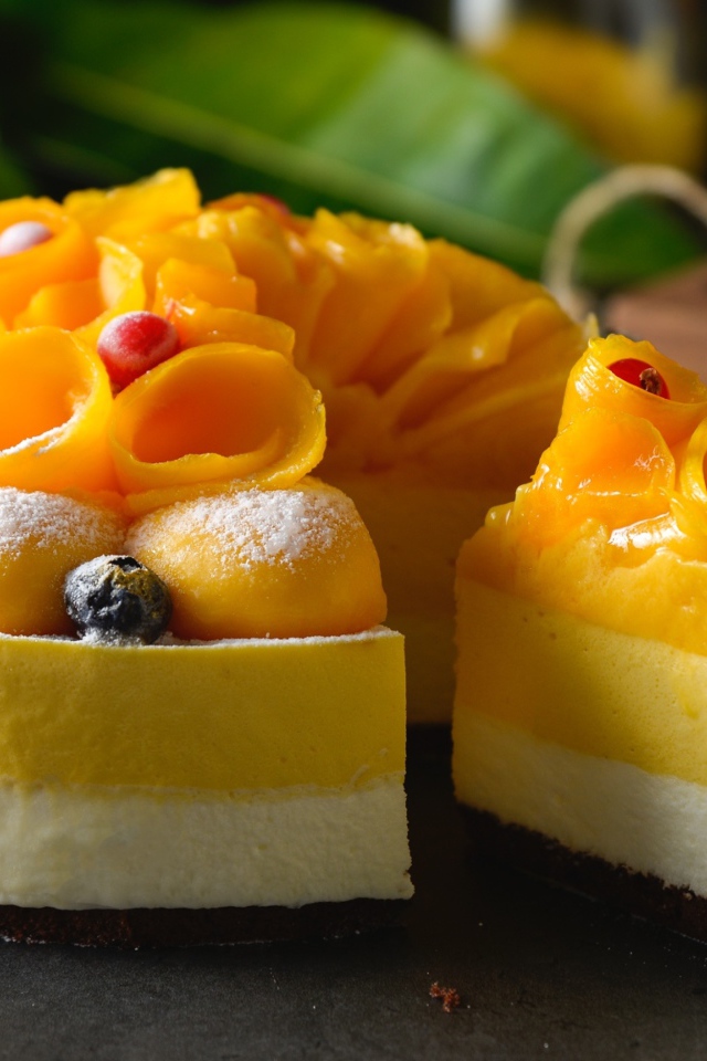 Аппетитный праздничный торт с персиками