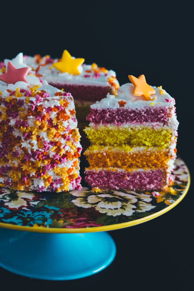Аппетитный разноцветный торт со звездочками 