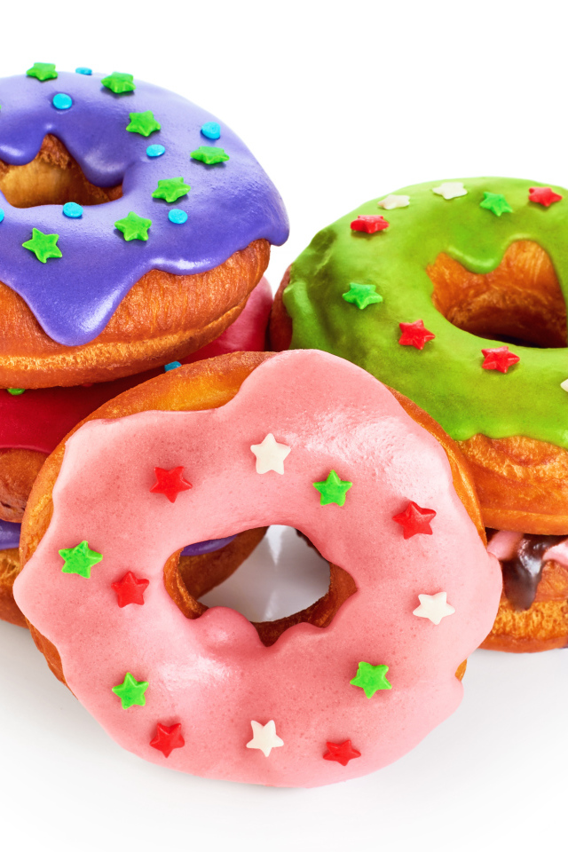 Аппетитные разноцветные пончики на белом фоне