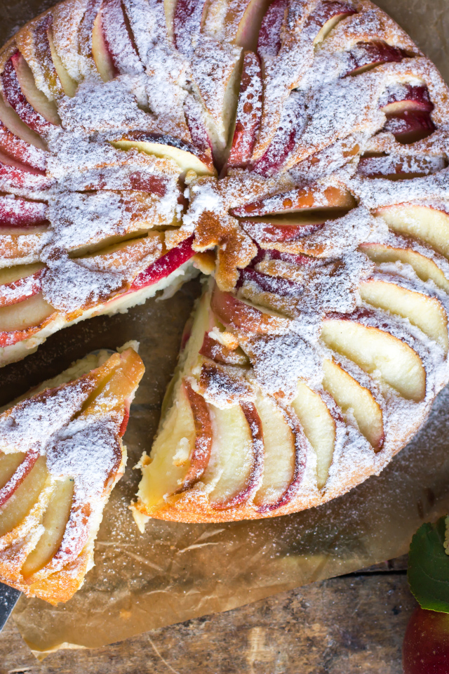 Аппетитный пирог с красными яблоками и сахарной пудрой