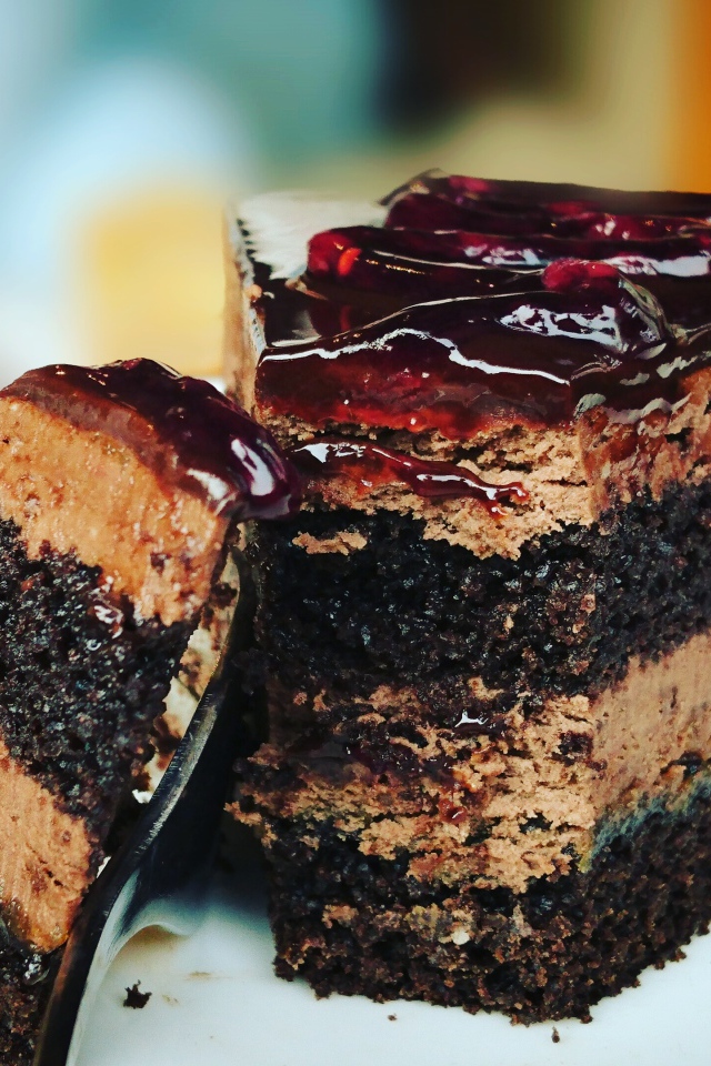 Аппетитный кусок торта с джемом