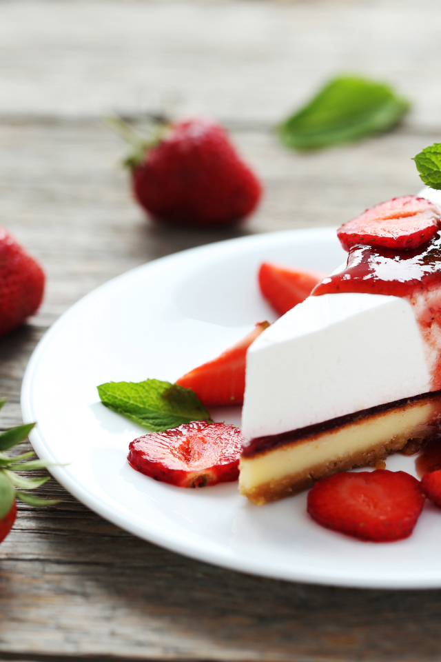 Аппетитный кусок пирожного с джемом и свежими ягодами клубники