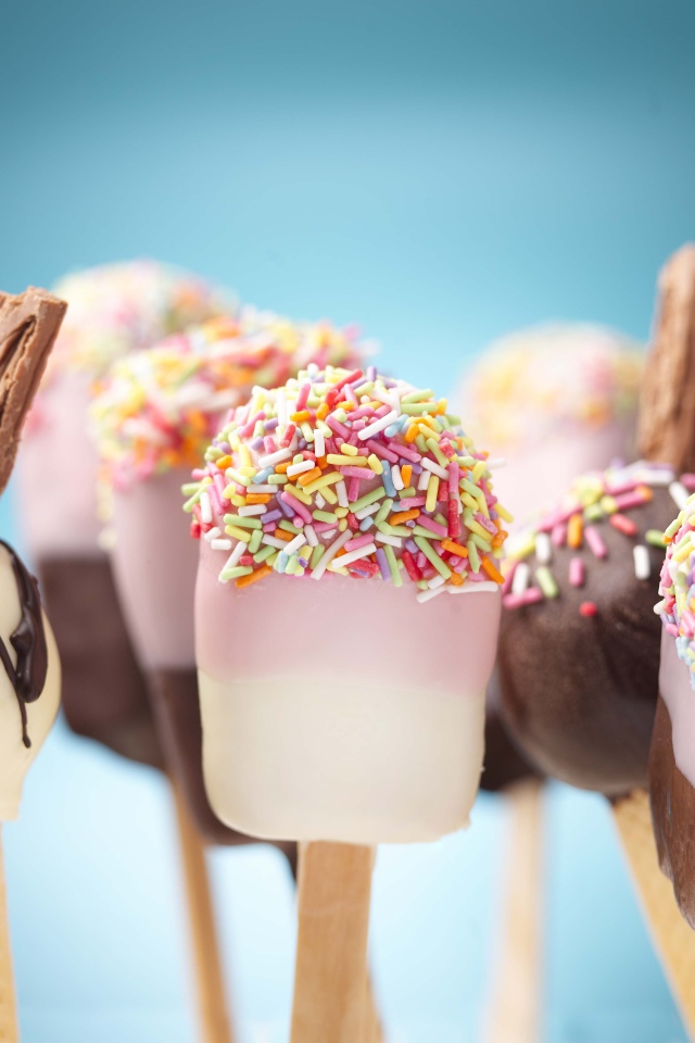 Аппетитное сладкое мороженое на палочке