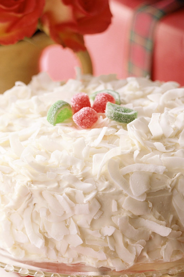 Аппетитный белый торт с мармеладом и стружкой