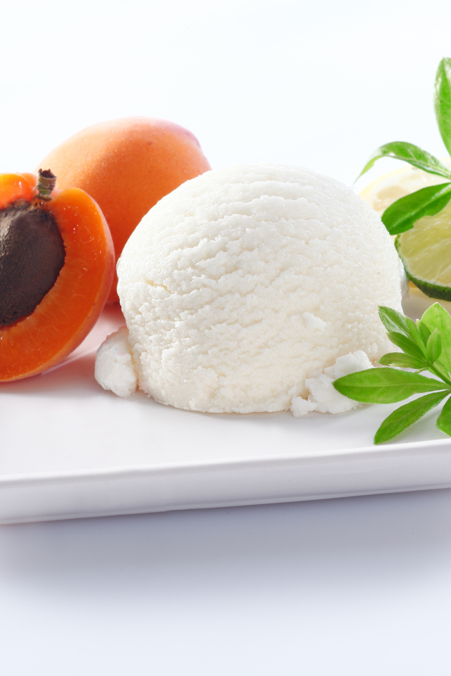 Шарик сливочного мороженого с абрикосами и лаймом