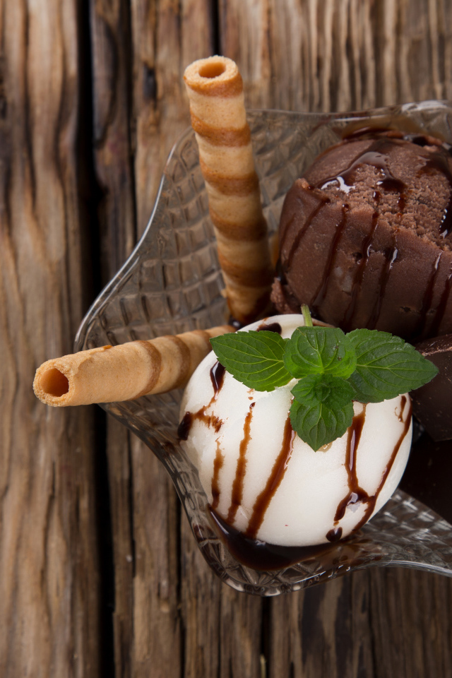 Шарики шоколадного и сливочного мороженого с трубочками