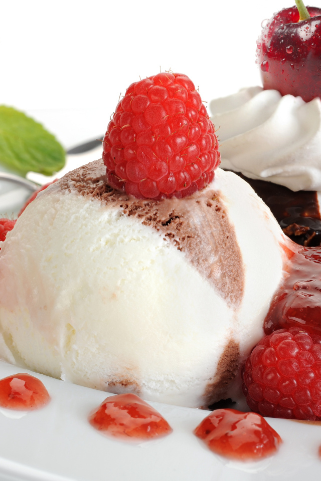 Шарики шоколадного и ванильного мороженого с ягодами малины и вишни