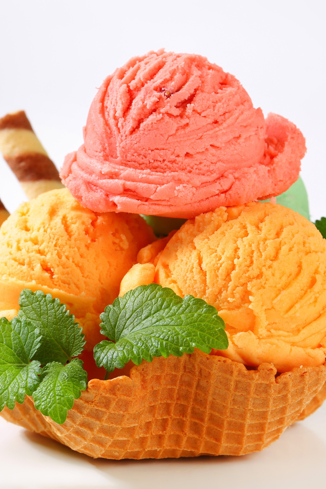 Шарики персикового и малинового мороженого в вафельной корзинке