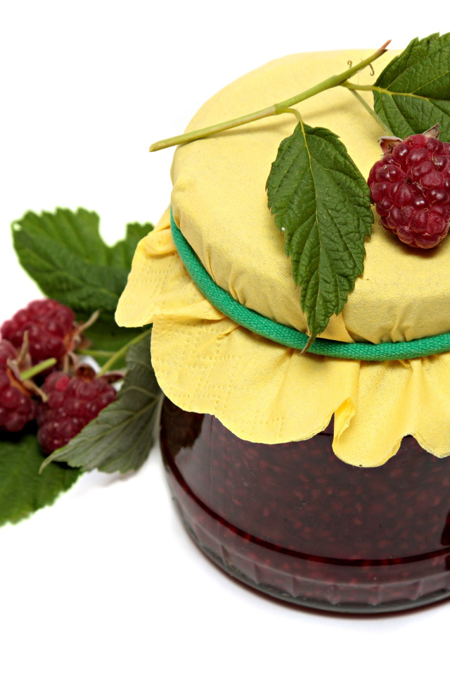 Банка малинового джема со свежей малиной на белом фоне