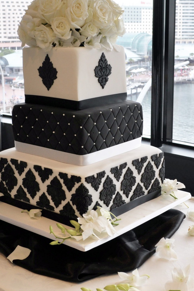 Красивый большой черно-белый свадебный торт