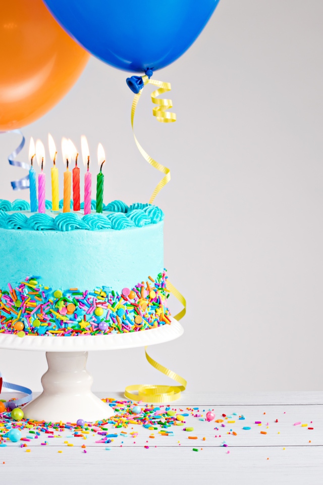 Красивый торт на день рождения с воздушными шарами и подарком