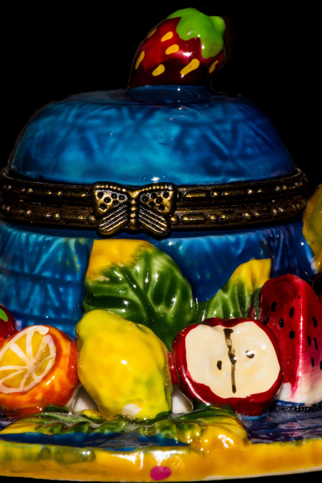 Красивый торт в виде чайника на черном фоне 