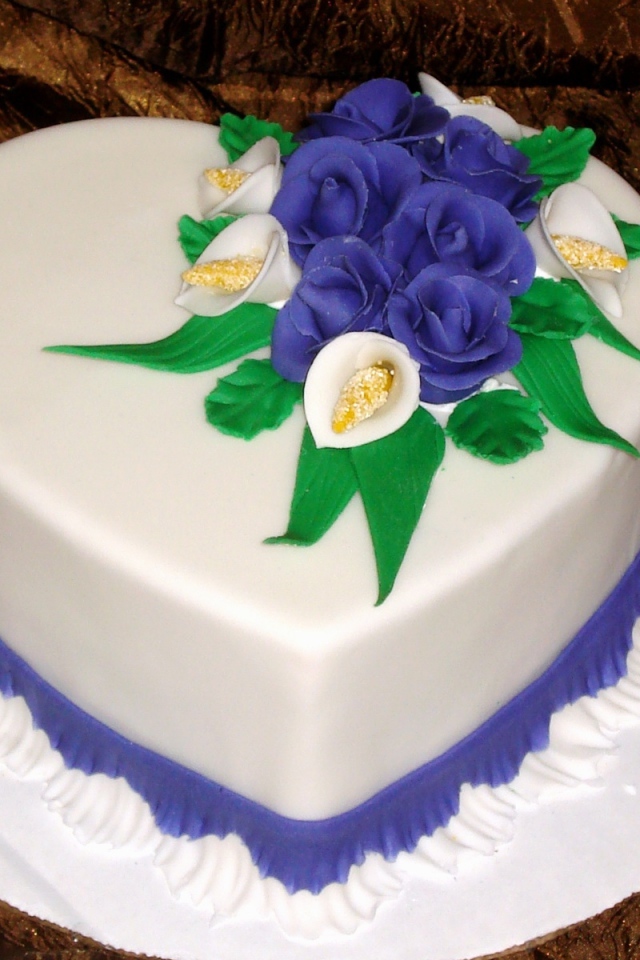 Красивый торт в форме сердца украшен цветами