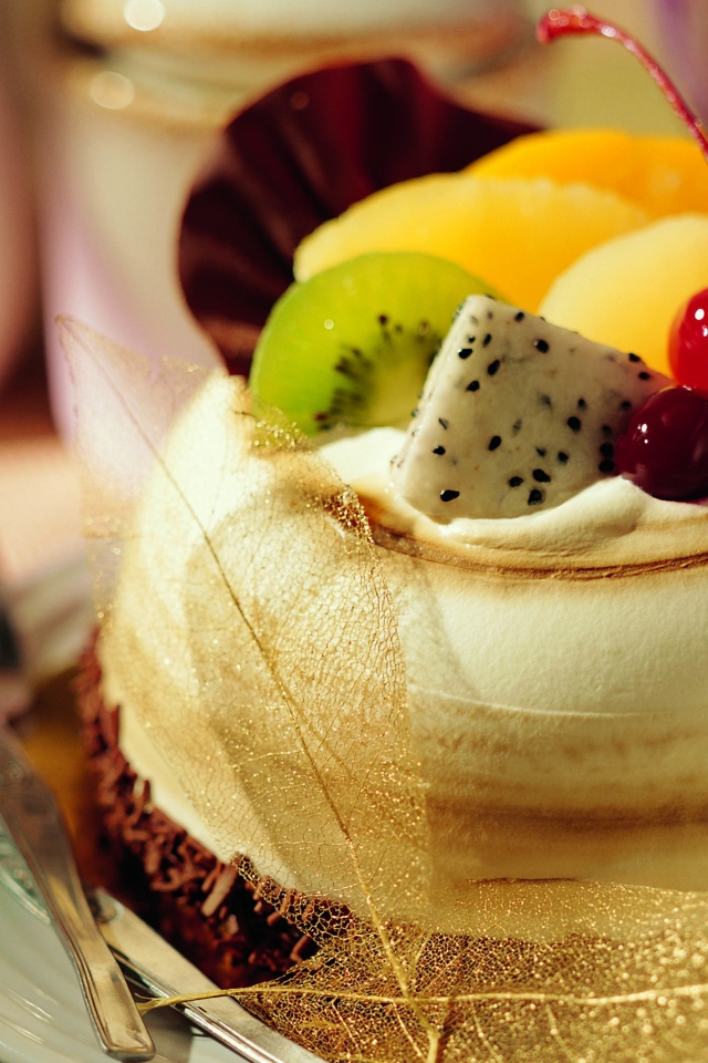 Красивый торт с шоколадом и фруктами