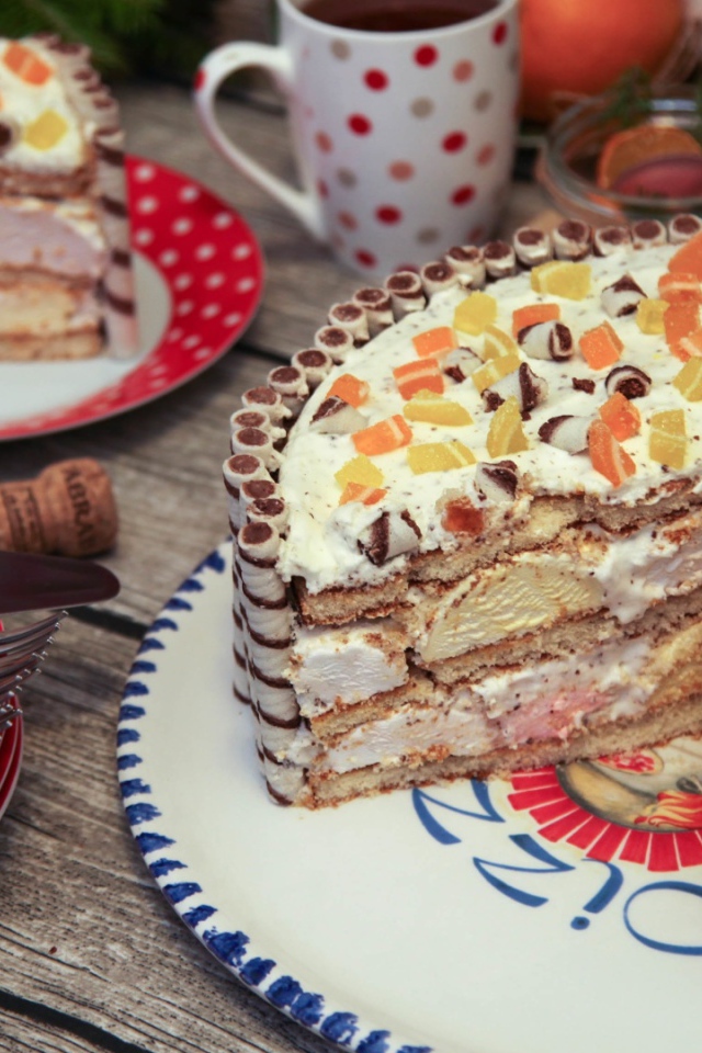 Красивый зефирный торт на праздничном столе 