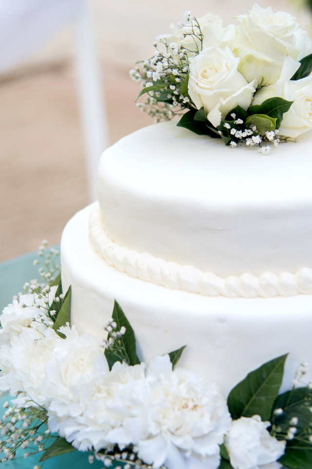 Большой красивый свадебный торт с белыми розами и пионами