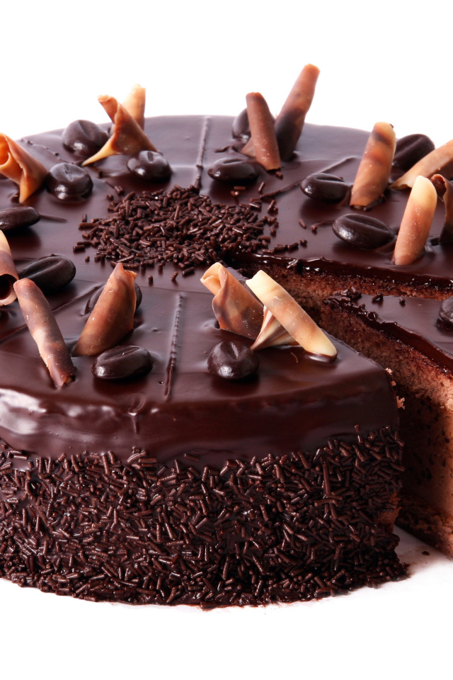 Большой шоколадный торт на белом фоне