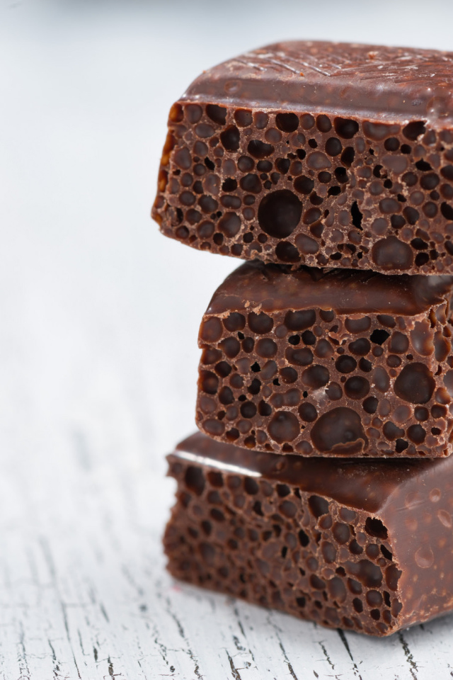 Черный пористый шоколад крупным планом