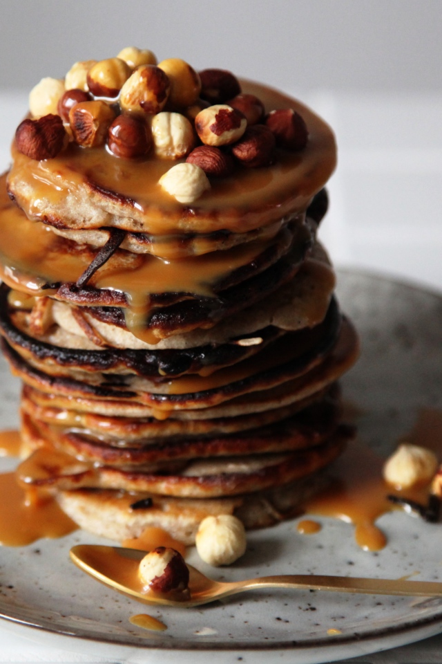 Гречневые оладьи с лесными орехами и сиропом