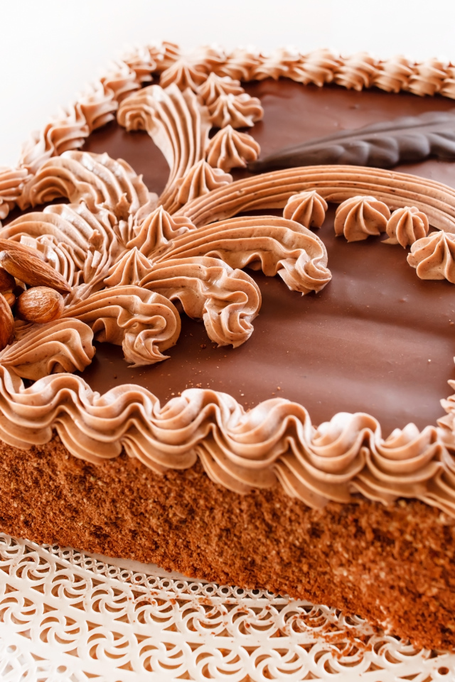 Торт с масляным кремом и миндальными орехами