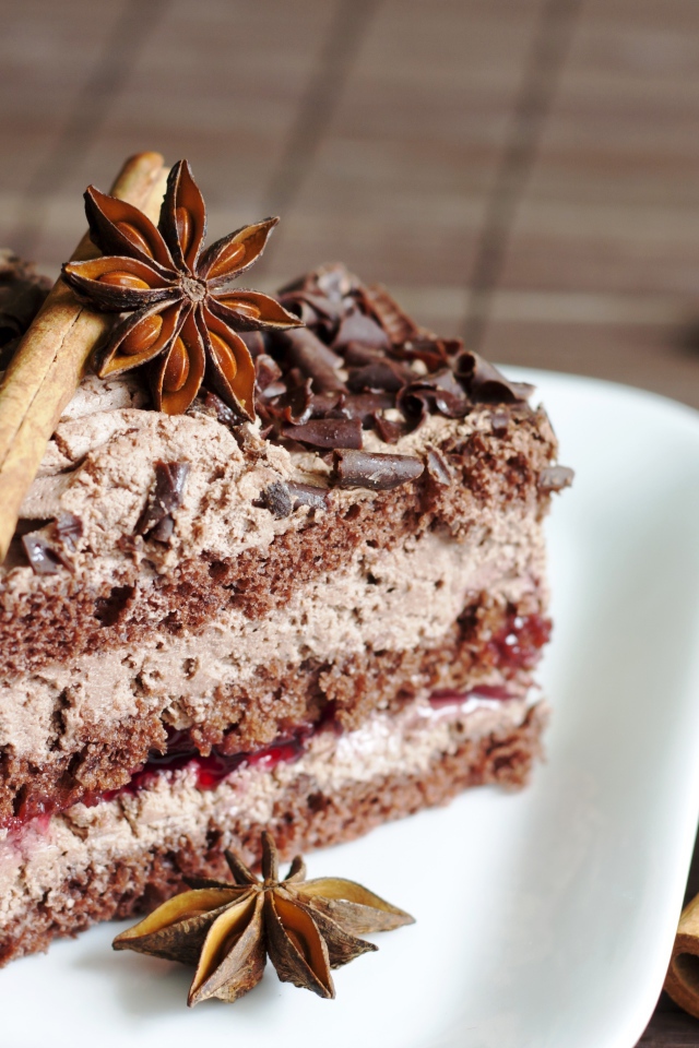 Пирожное с шоколадом, бадьяном и корицей