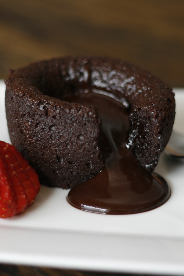 Пирожное с шоколадом и свежей клубникой