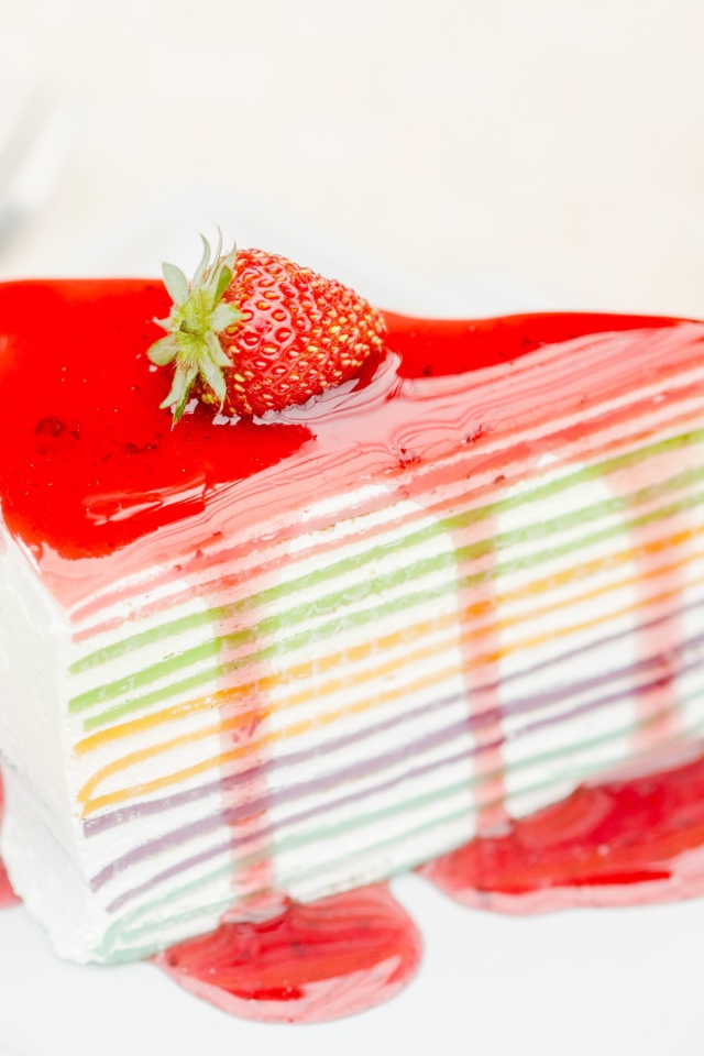 Торт с разноцветными коржами и клубничным джемом