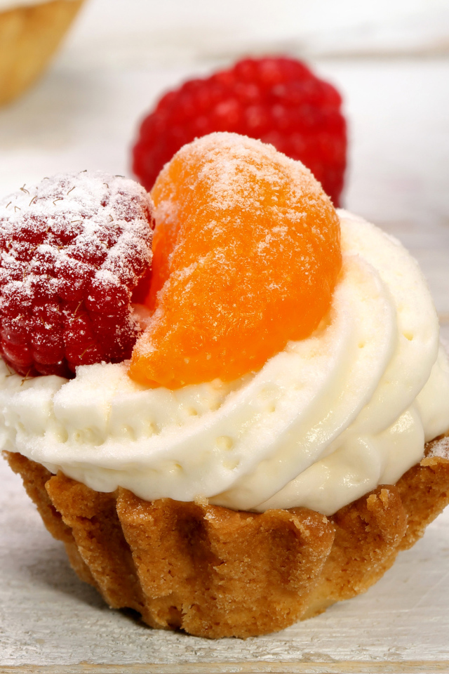 Пирожное со сливками, долькой мандарина и малиной