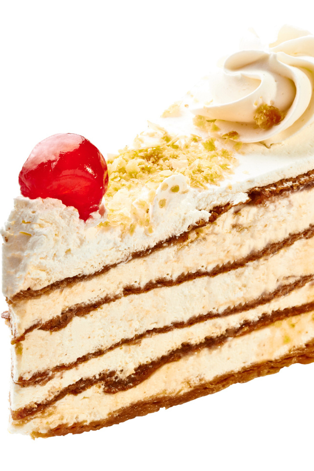 Пирожное с кремом и вишней на белом фоне