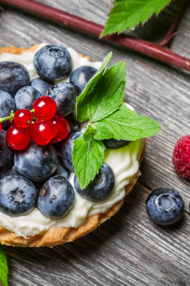 Пирожное со сливками и свежими ягодами смородины, черники и малины