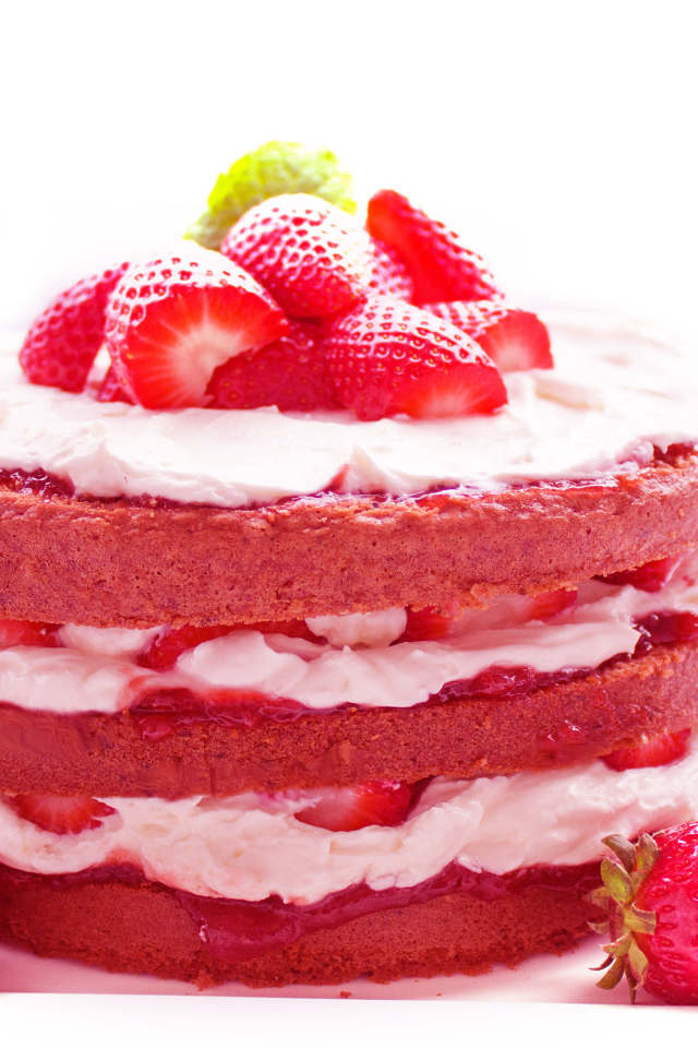 Пирожное с кремом и свежей клубникой 