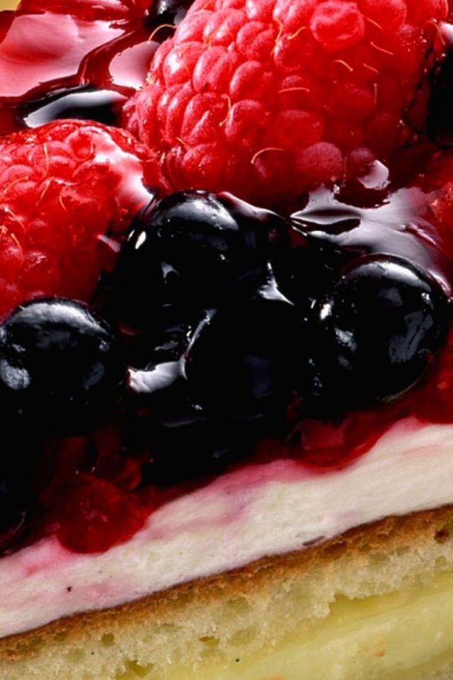 Пирог с суфле и ягодами смородины, малины и клубники