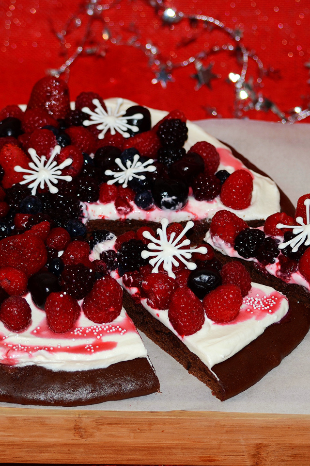 Праздничный пирог с ягодами на деревянной доске